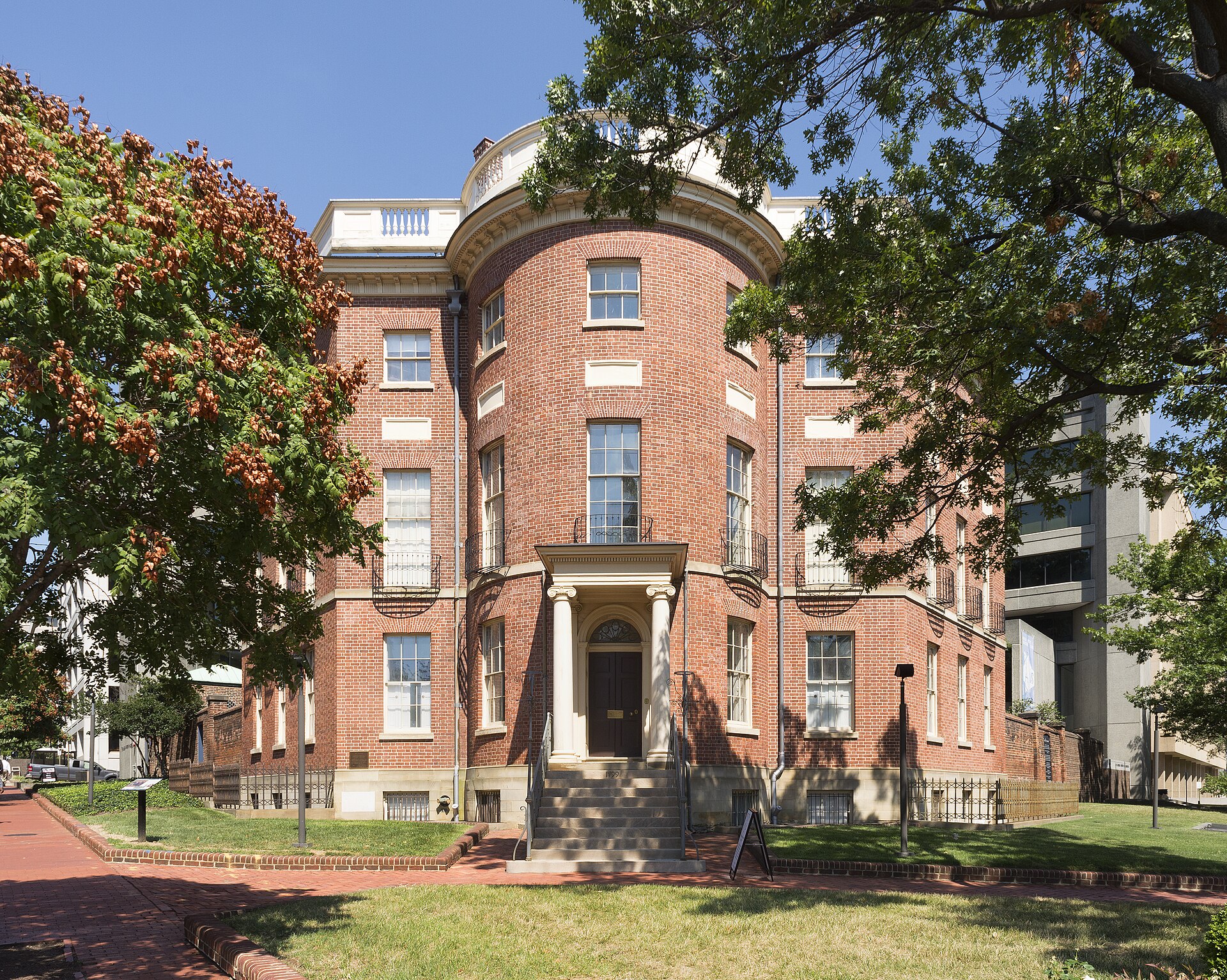 外観／別時期。Octagon House（1799年創建）の外観。HABS東室写真とは視点と撮影時期が異なる。Steveturphotgが2014年撮影。