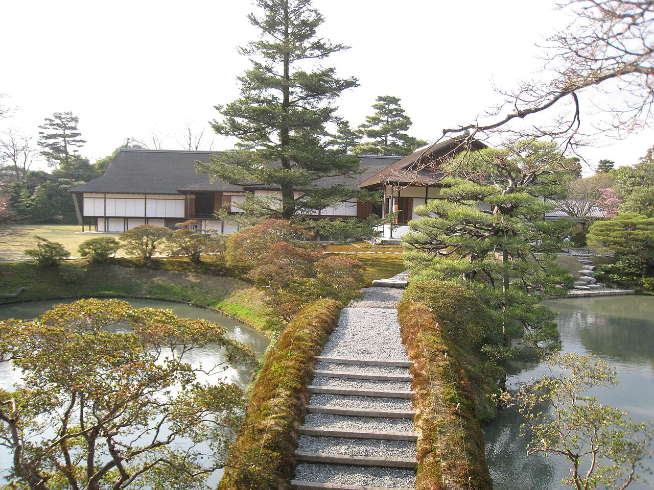 桂離宮／池越しの建物群。池を隔てた離宮の複数建物。室内図と同じ一室の外観ではない。建物・庭・歩行の距離関係を読み直す。 2008年撮影。