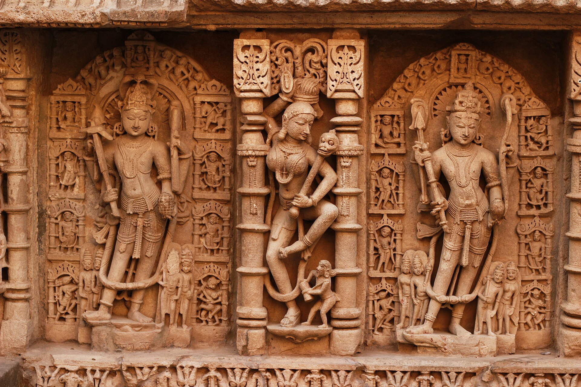 壁面の神像／近景。Rani-ki-Vavの彫像群を近くから写した図。階段・降下軸の全景ではなく、神格の個別同定は写真だけでしない。2019年撮影。
