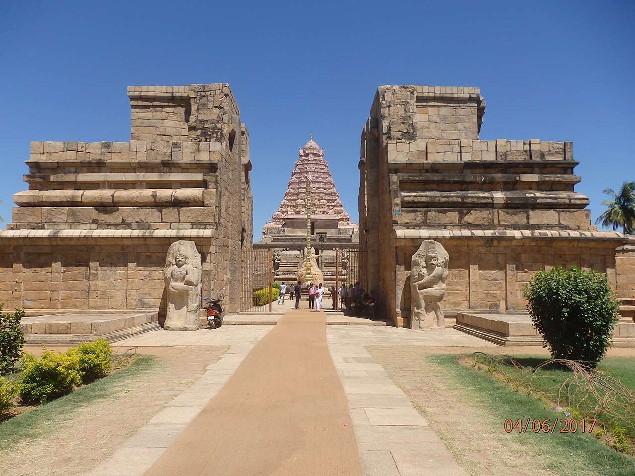 第三寺院／入口。GangaikondacholapuramのBrihadisvara寺院入口。ThanjavurとDarasuramとは別の遺産構成要素。 2017年撮影。