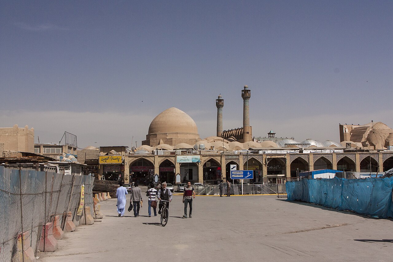イスファハン／金曜モスクへの接近。Jāmeʿ Mosqueの外観と前面の街路を見通す。中庭の四イーワーン写真とは同じ建物の別スケール。Naqsh-e Jahan Squareではない。2016年撮影。