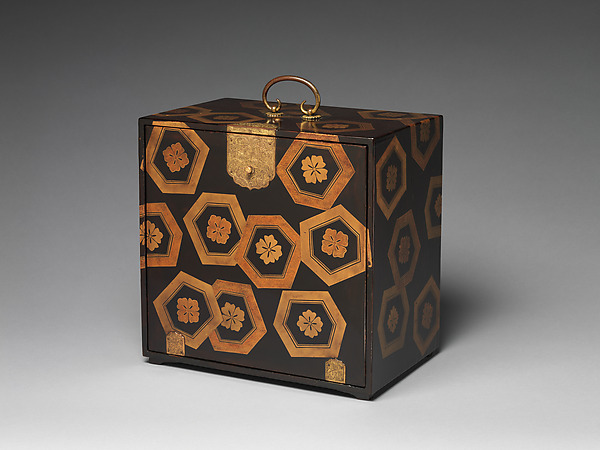 日本／収納箱。閉じる面と運ぶ容器という働き。卓とは別個体。 late 16th–early 17th century制作。展示写真の撮影年未確認。