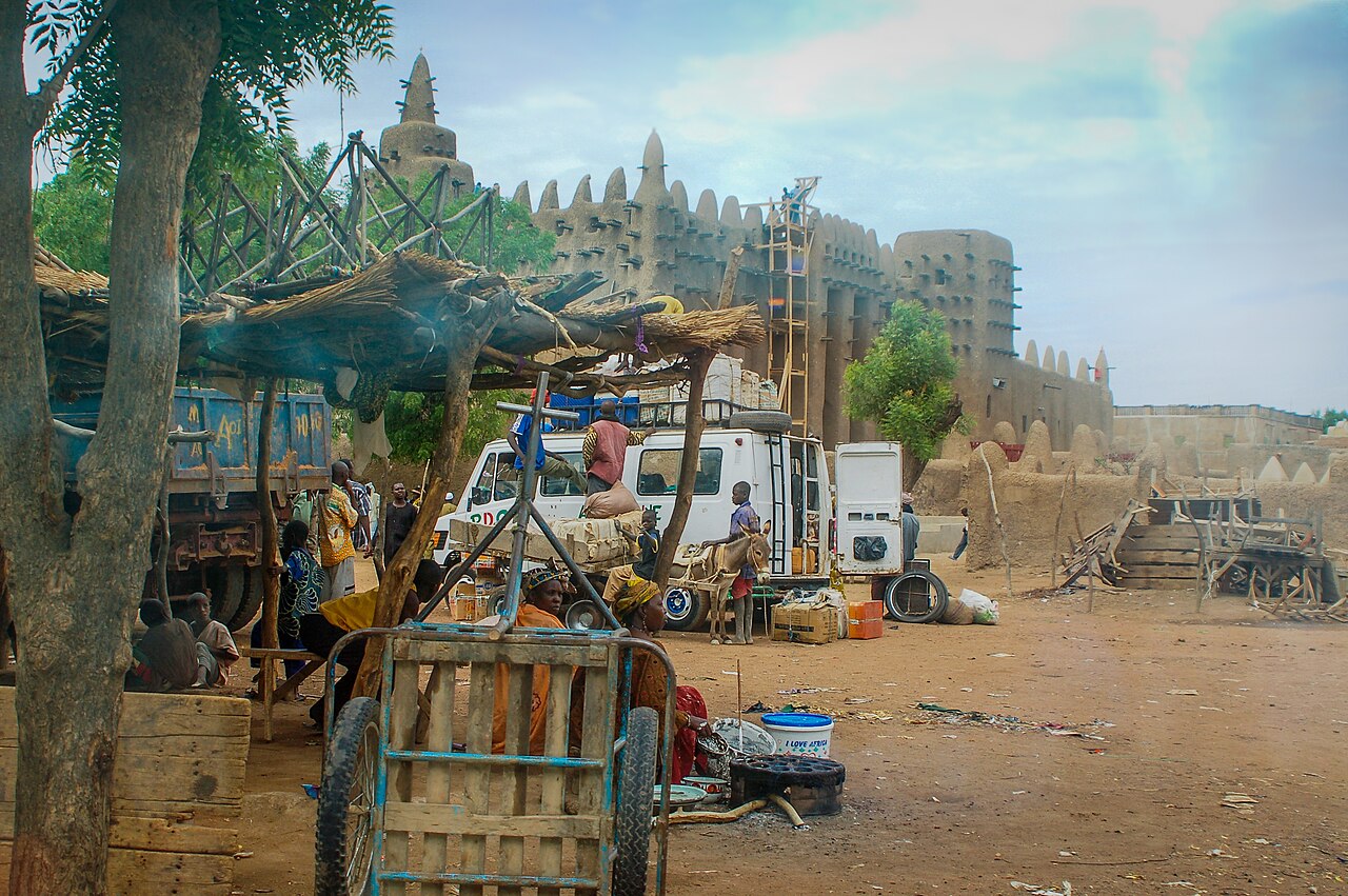 Djenné／露店の近景。広場近くの露店と仮設的な屋根。毎週の設置・撤去工程そのものを写した写真ではない。 2009年撮影。