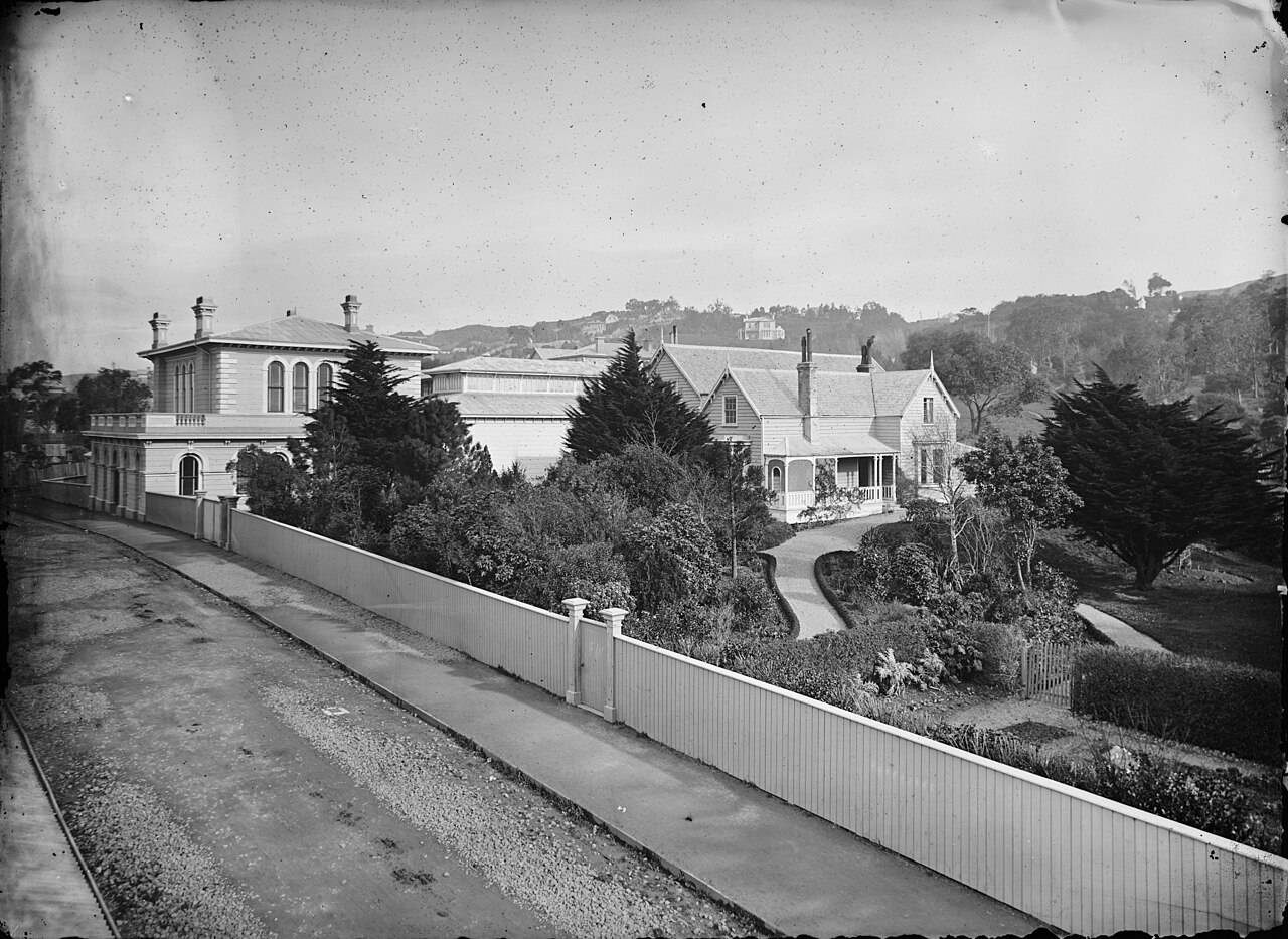 Colonial Museum／建物外観。1867年に強制移動された後の収蔵機関の建物。Te Hau ki Tūrangaそのものは写らない。展示室内や当事者の同意を示す写真でもない。 1880年撮影。