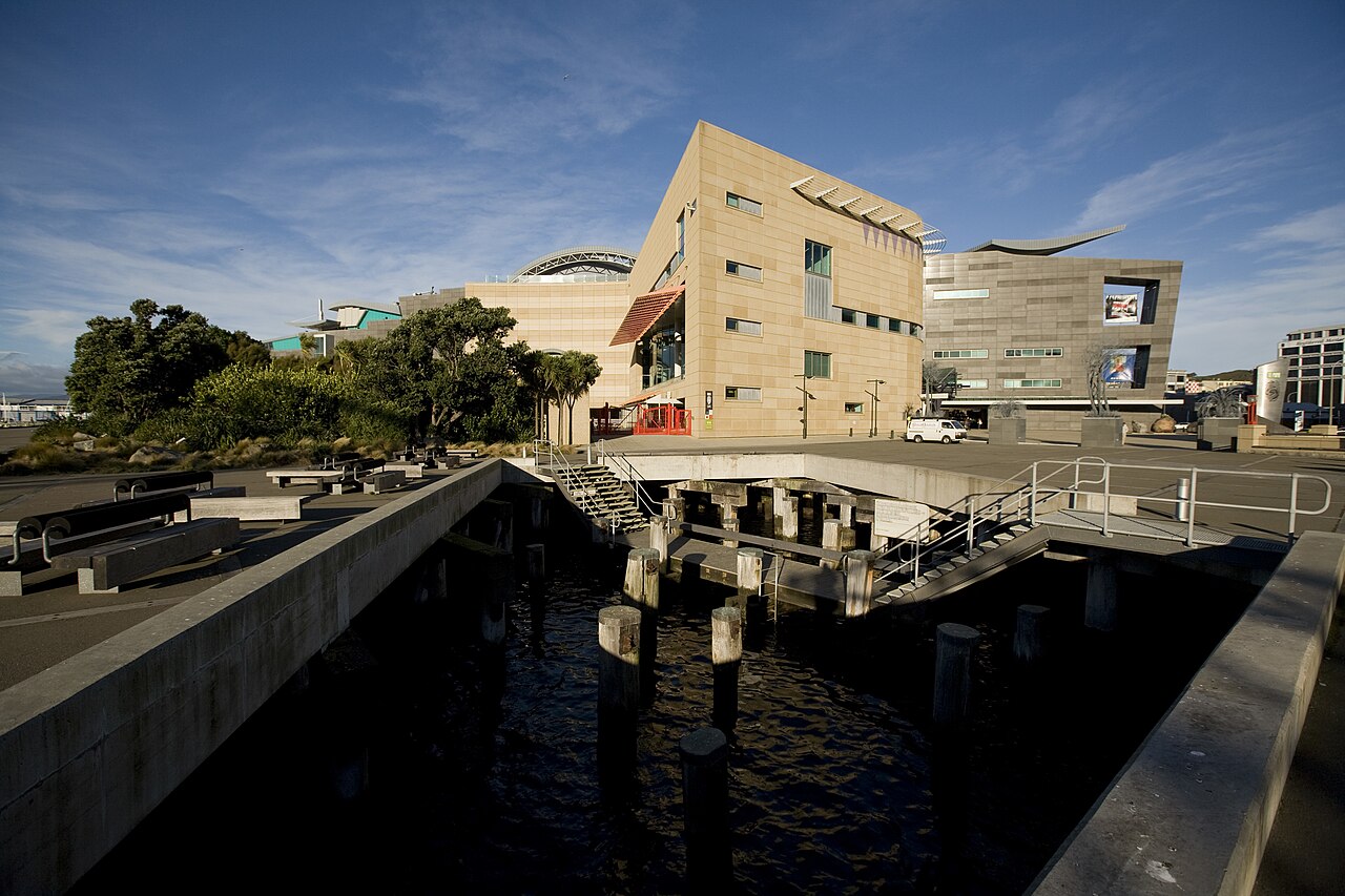 Te Papa／現展示機関。Te Papa Tongarewaの外観。旧博物館との機関・場所の移動を示すための図で、whareそのものは写らない。 2008年撮影。