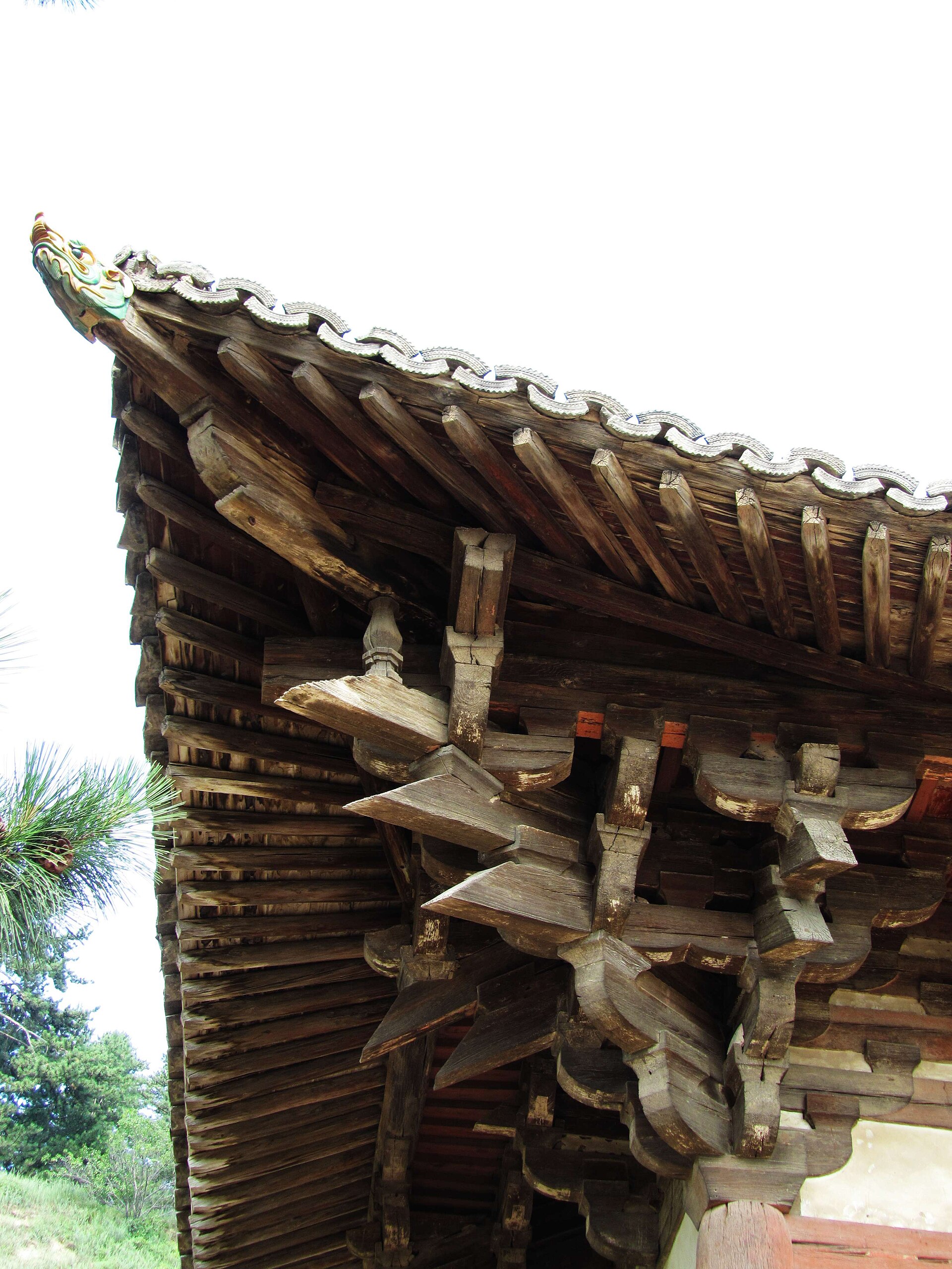 仏光寺／東大殿の軒組。東大殿の軒下と組物の近景。全景の屋根を支える細部を見る。 2011年撮影。