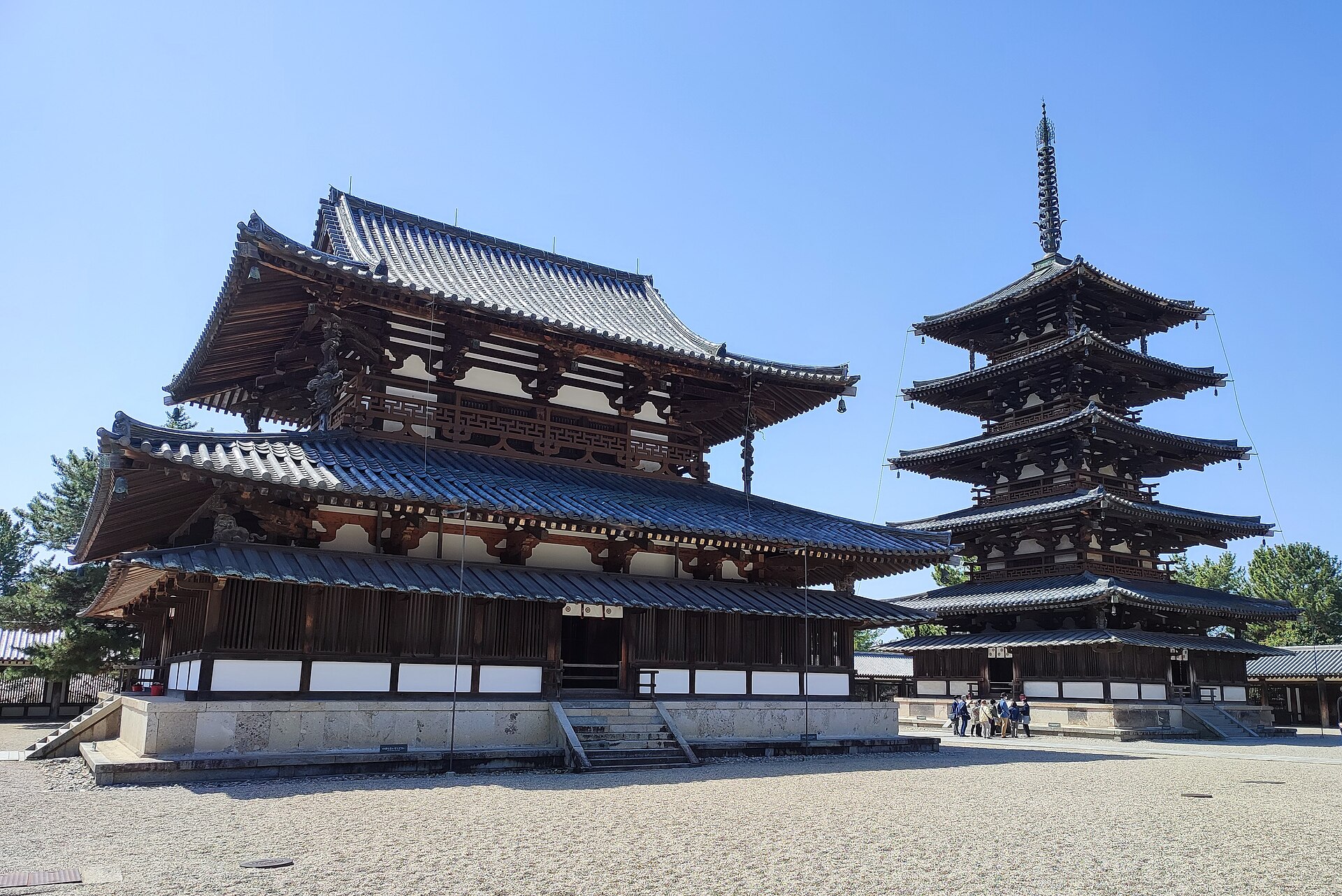 法隆寺／金堂と塔。日本の別寺院。二棟の異なる用途を一緒に見る。 2022年撮影。