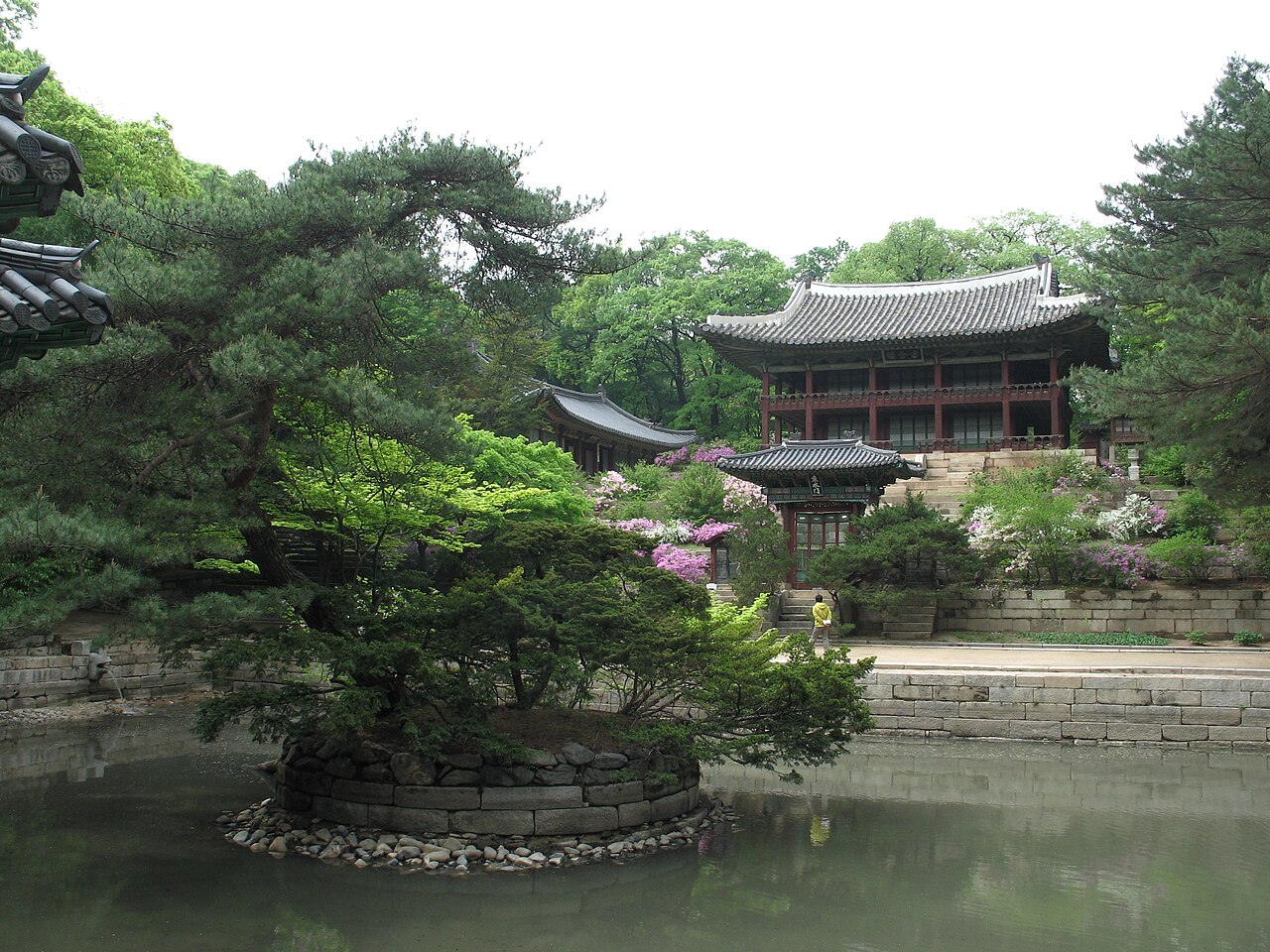 昌徳宮後苑／芙蓉池と宙合楼。仁政殿とは別区画の後苑。芙蓉池と宙合楼の建物・地形の関係を見る。宮殿全体の儀礼動線をこの写真一枚から復元しない。2008年撮影。