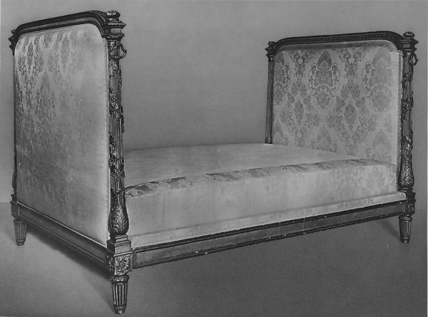 Georges Jacob帰属の寝椅子。1780〜85年頃の別個体。室内の原配置に合成しない。