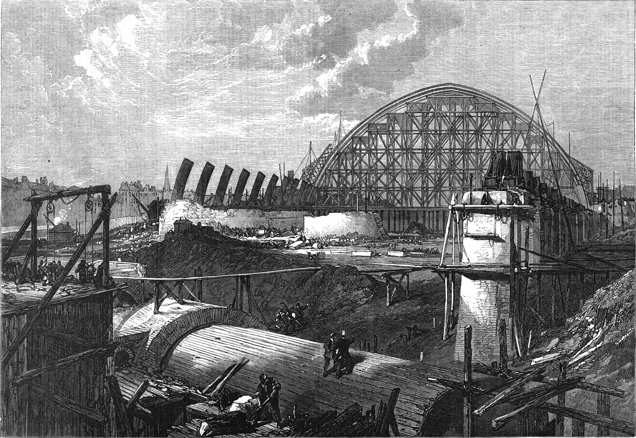 St Pancras・屋根の建設中。1868年工事写真。完成時の利用風景と分ける。