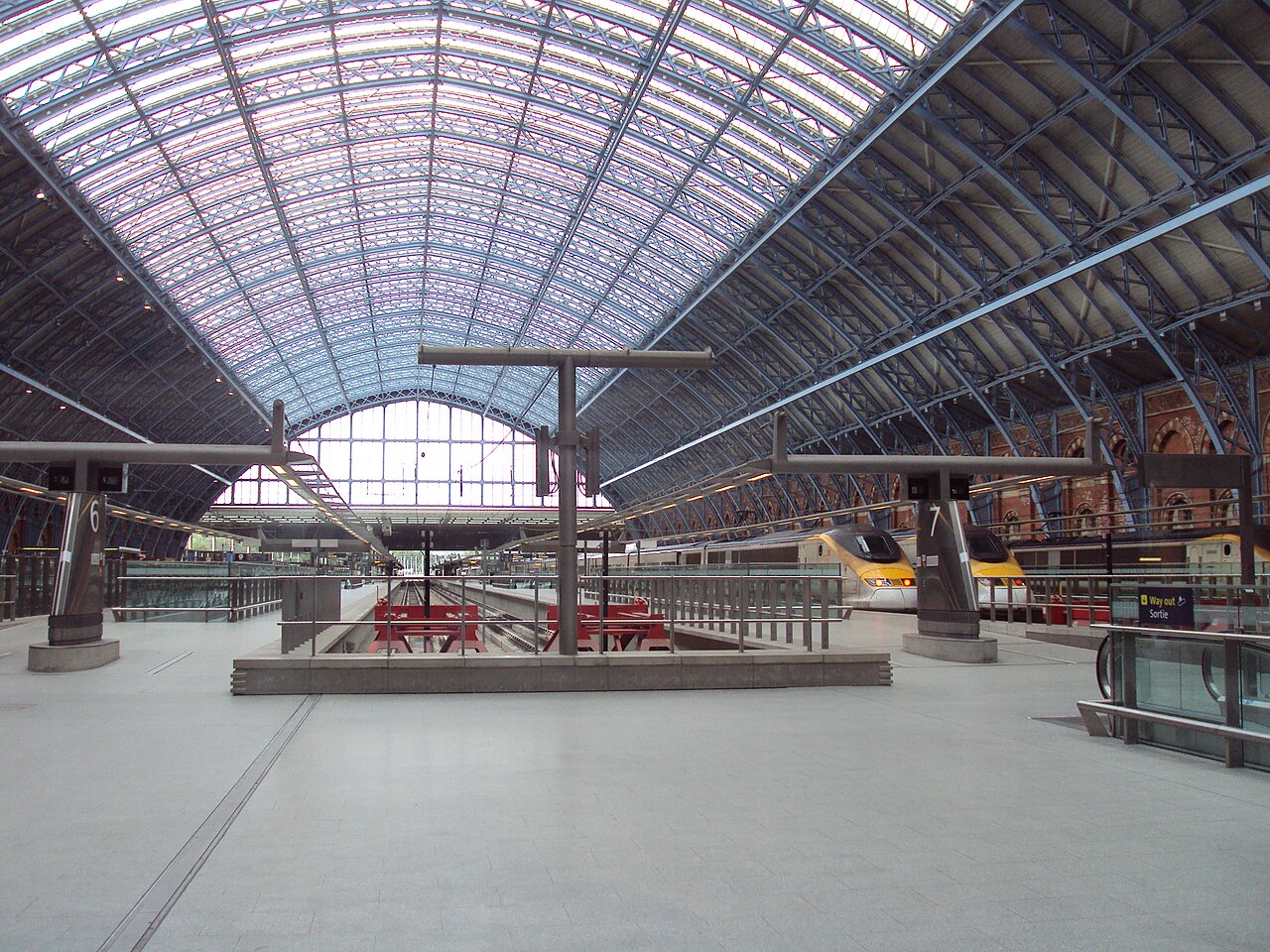 St Pancras・現在の大屋根。改修を経た現況。博覧会場と同一建物ではない。