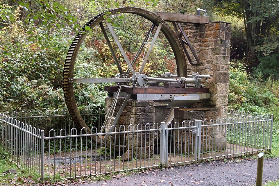 Cragside・水車式揚水ポンプ。同じ敷地の揚水設備。室内の浴室写真と水供給の経路を対に読む。