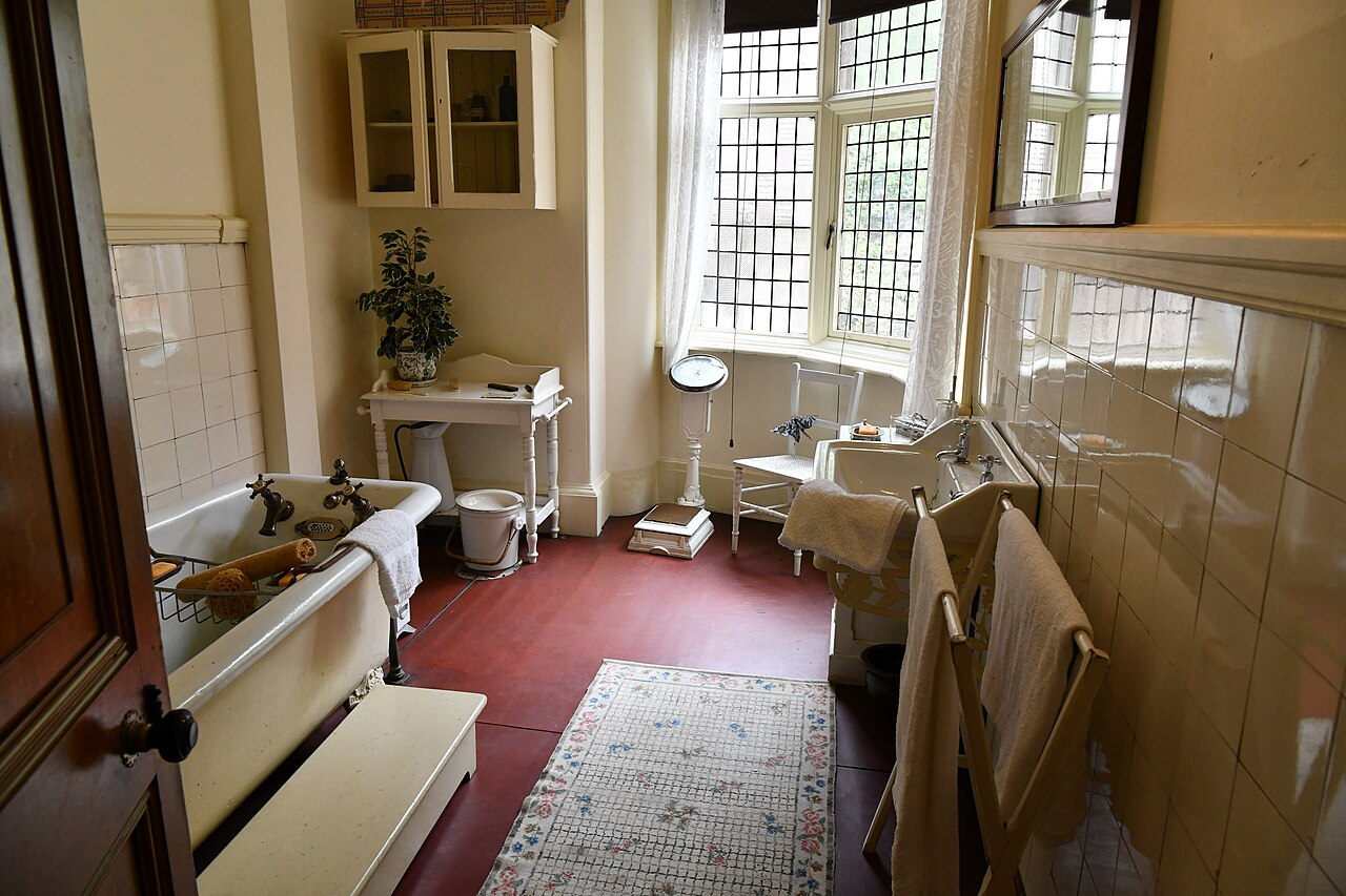 Cragside・浴室。同じ住宅の給排水が働く場所。図書室とは用途が異なる。