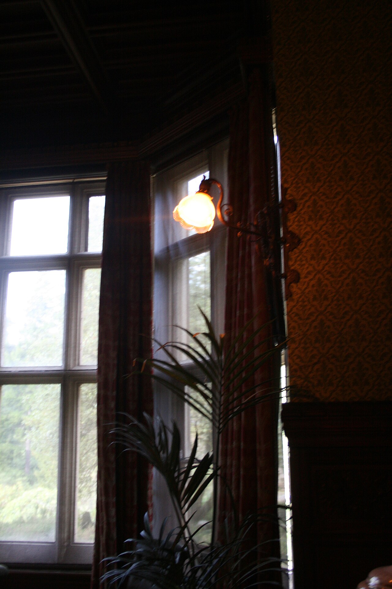 Cragside・灯具の細部。照明器具の現況。撮影された明るさは当時の照度を再現しない。