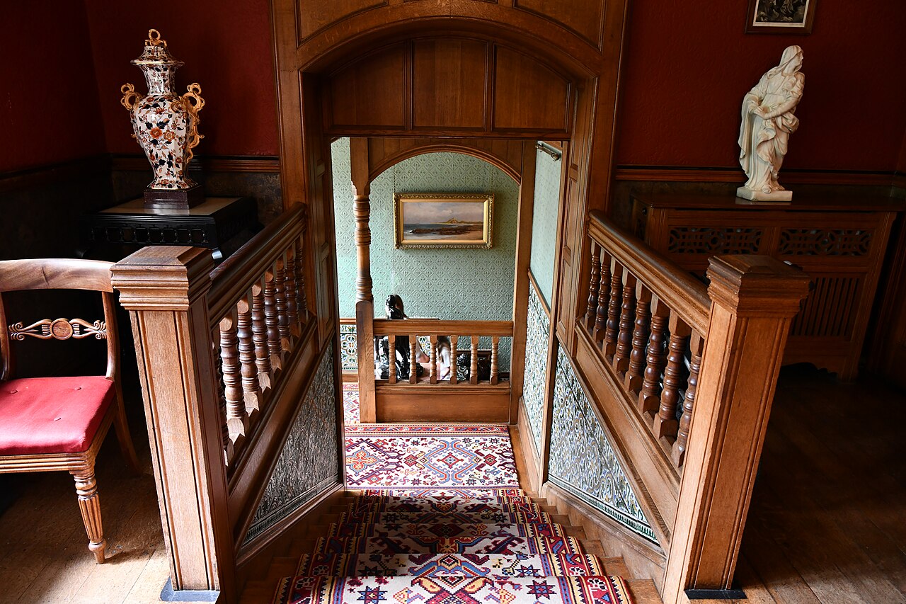 Cragside・階段。人と設備が動く大きな住宅の別場所。