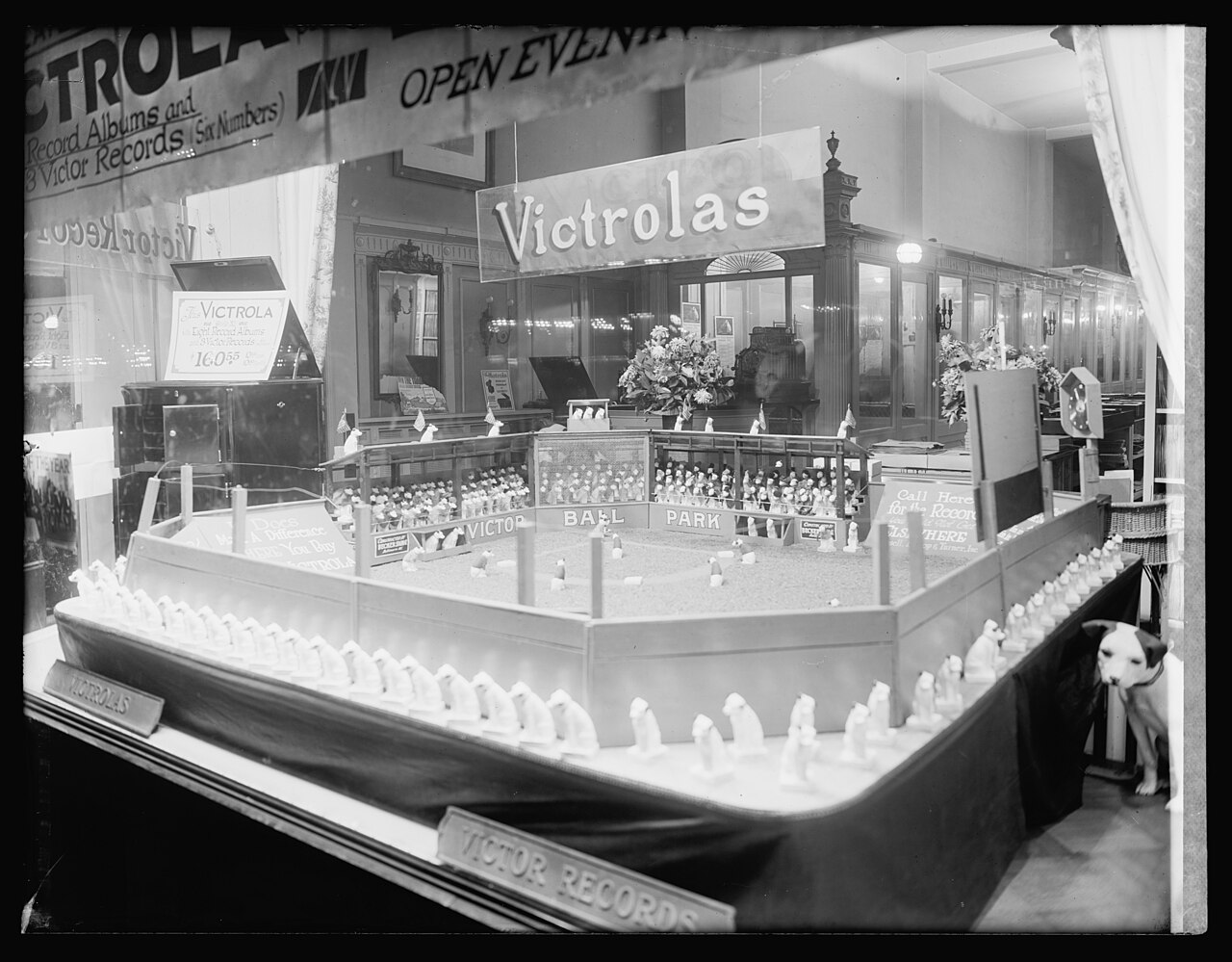 Washington D.C.の店頭窓。LOCの別店舗写真。歩道側からの見え方を比較。