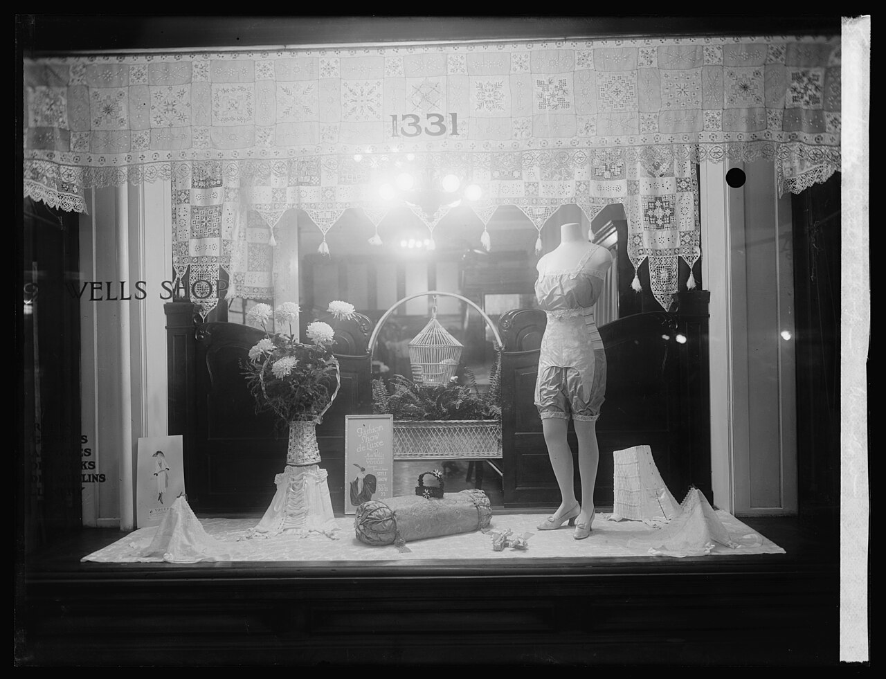 Wells Corset Shopの窓。別業種の店頭窓。百貨店の陳列と同一店舗にしない。