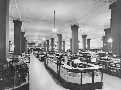 シアトル・Rhodes百貨店の売場。1925年頃の別都市・別店舗の売場。街路窓から商品へ注意を移す条件の対照で、Washington D.C.の窓の裏側ではない。