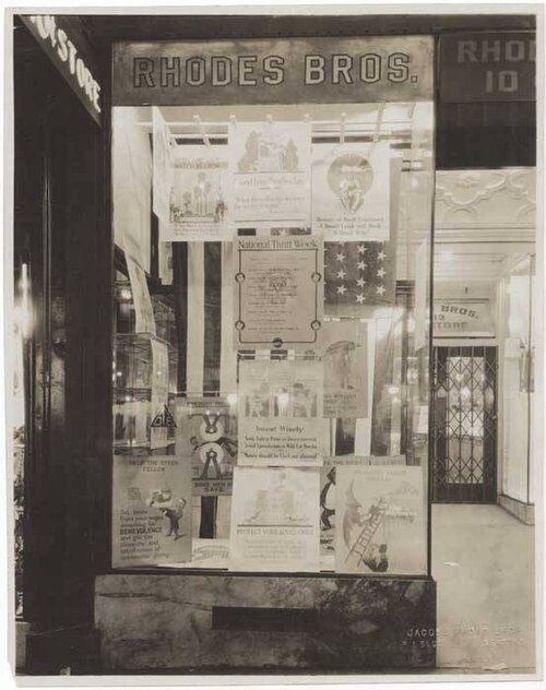 シアトル・Rhodes Brothers店の陳列ケース。1920年頃の別店舗でケースとポスターを見る。窓写真と同一店の売場復元ではない。