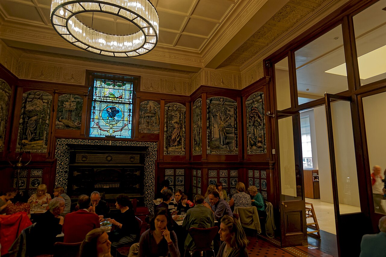 Poynter Room・現存する調理グリル。写真の左壁中央に現存する鋳鉄製の調理グリル。V&Aの一次解説は開放炉でチョップやステーキを焼き、両側の保温室で皿を温めたと記す。2010年の現況を1868年の稼働風景とはしない。