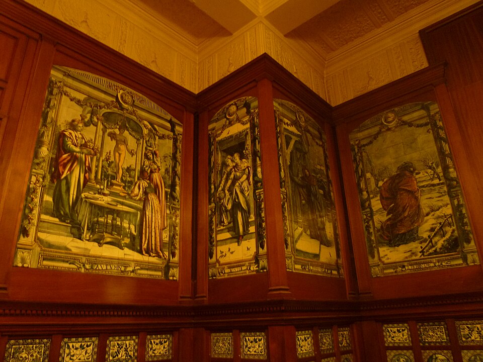Poynter Room・陶板と壁面。Poynter Roomの陶板壁。調理グリルではなく、装飾面の細部を示す。