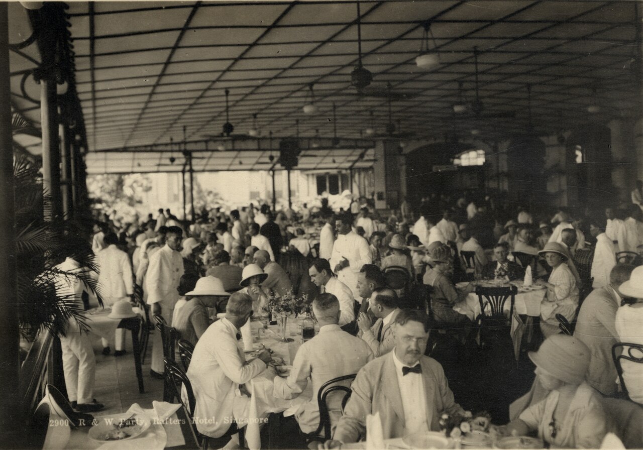 Raffles Hotelでの会食・約1930年(KITLV 181361)