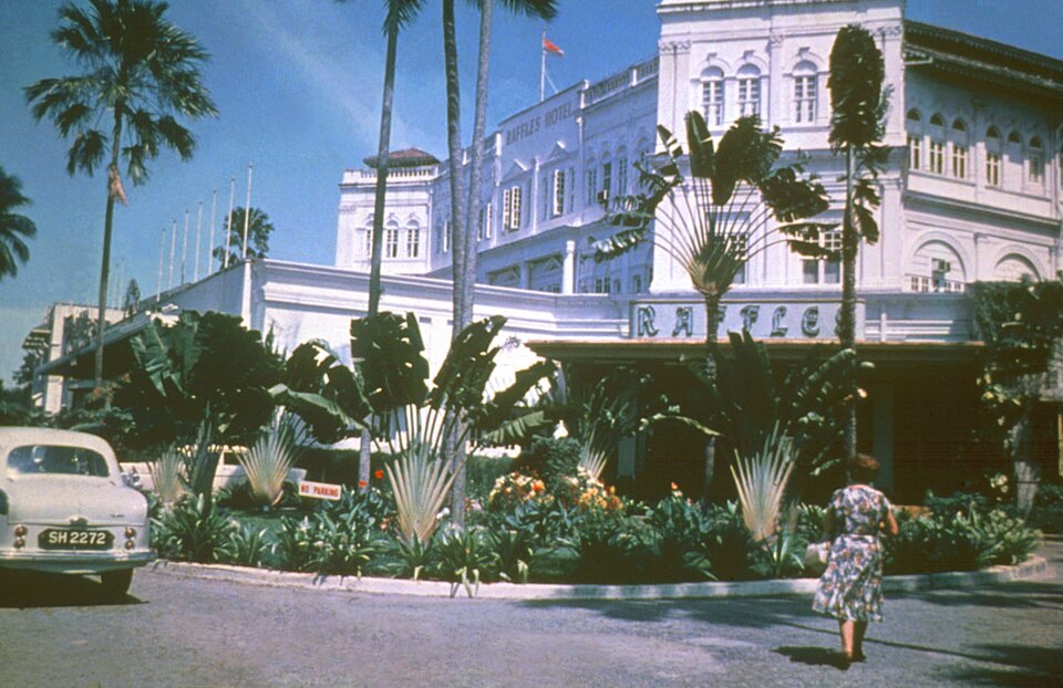 Raffles Hotel・1965年外観。1965年撮影。約1902年の絵葉書とは異なる時点。