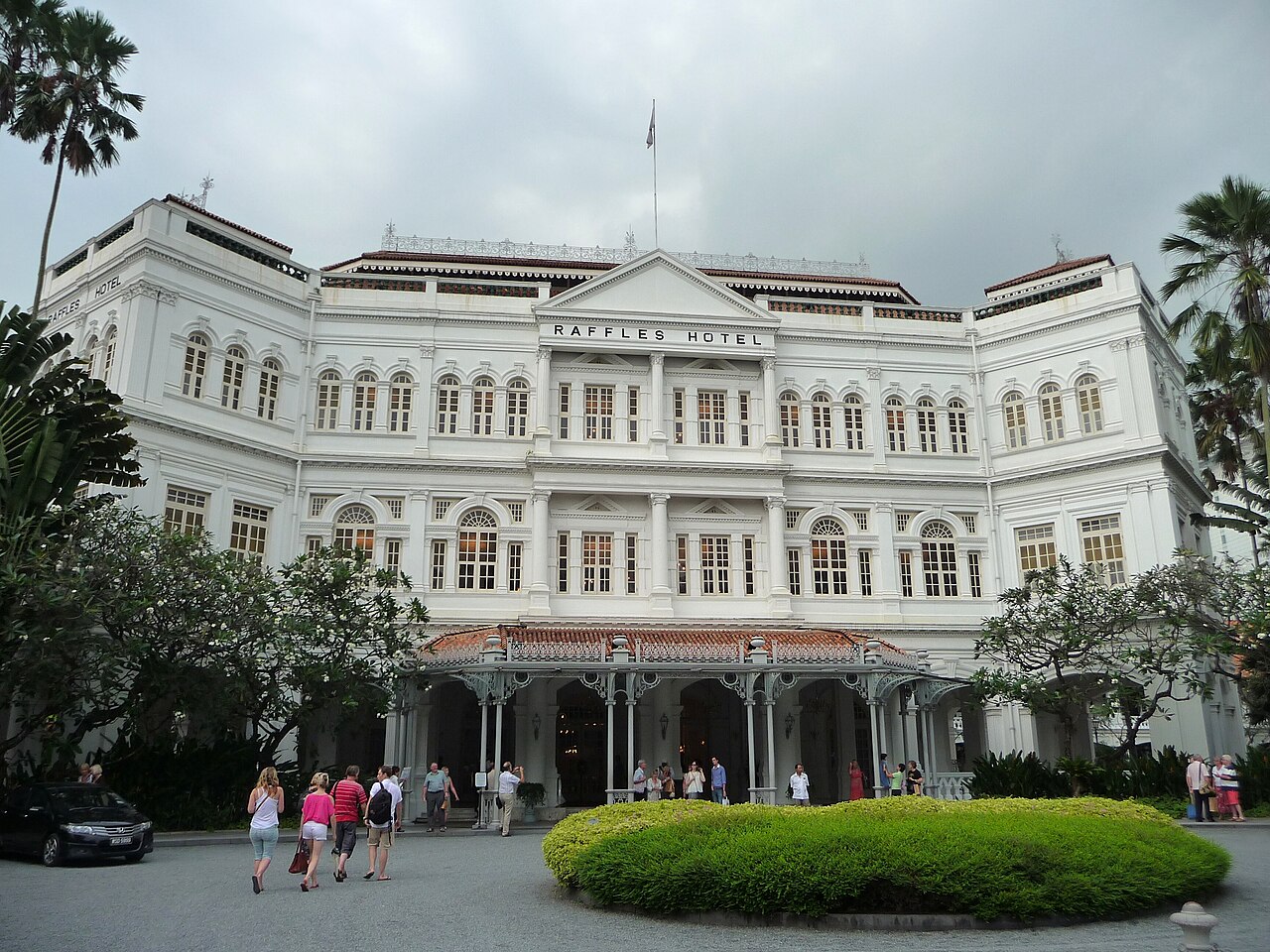 Raffles Hotel・2011年頃の外観。改修後の外観。1965年写真と時点を分ける。