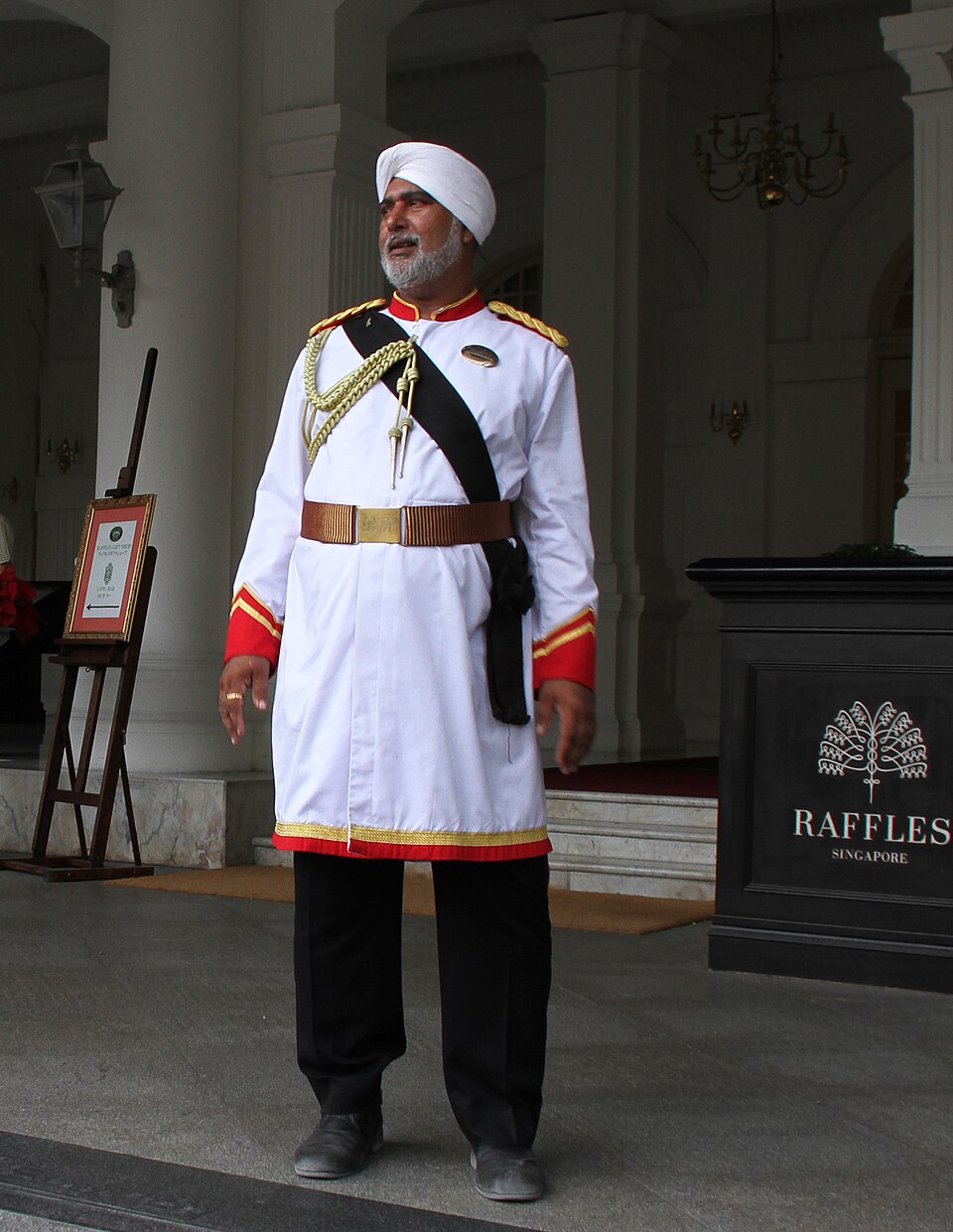 Raffles Hotel・ドアマン（2016年）。2016年の接客者。1930年代の制服上衣とは別時点・別個体。