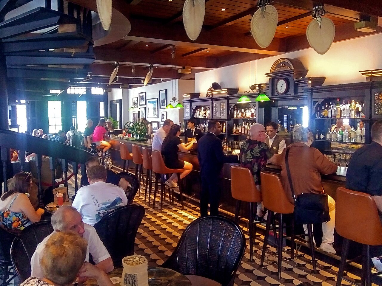 Long Bar・2023年の客席。現在のバー。約1902年の食堂の写真ではない。