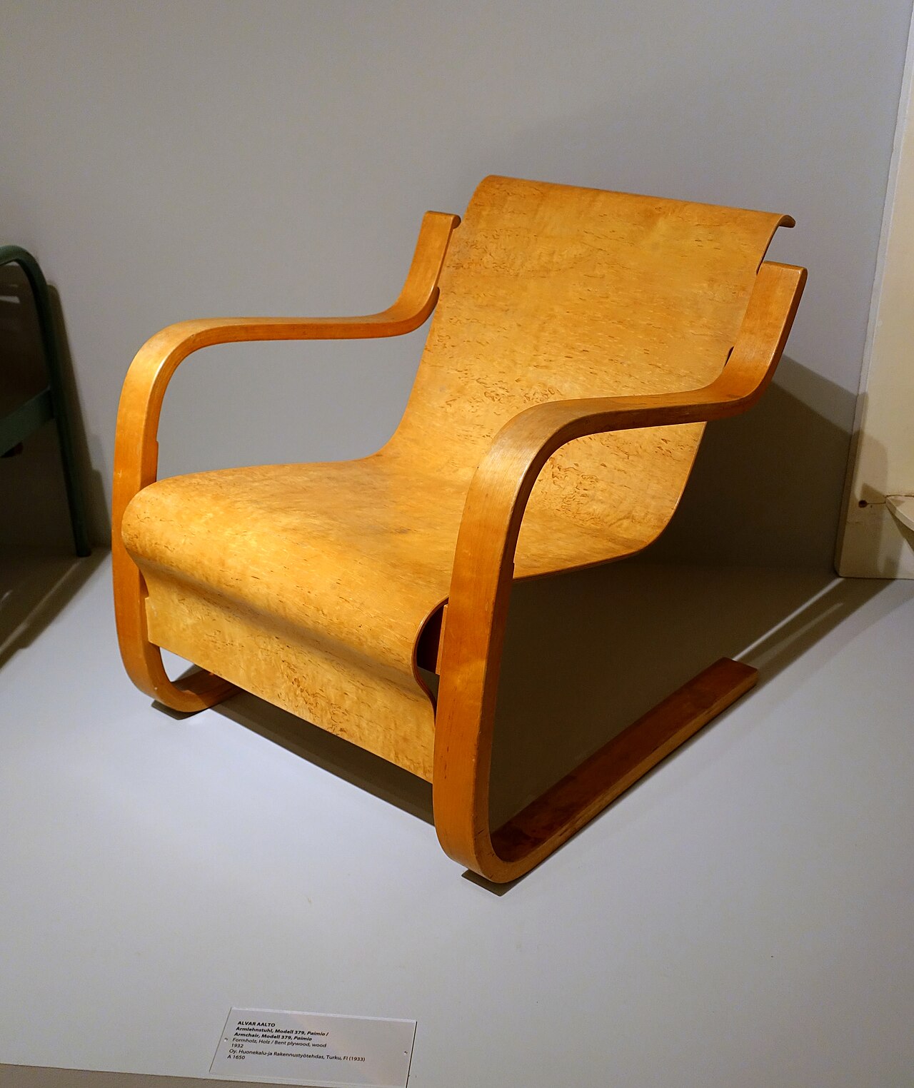 Aalto・Paimio型座具。1932年の積層板の個体。鋼管とは別の曲面形成。