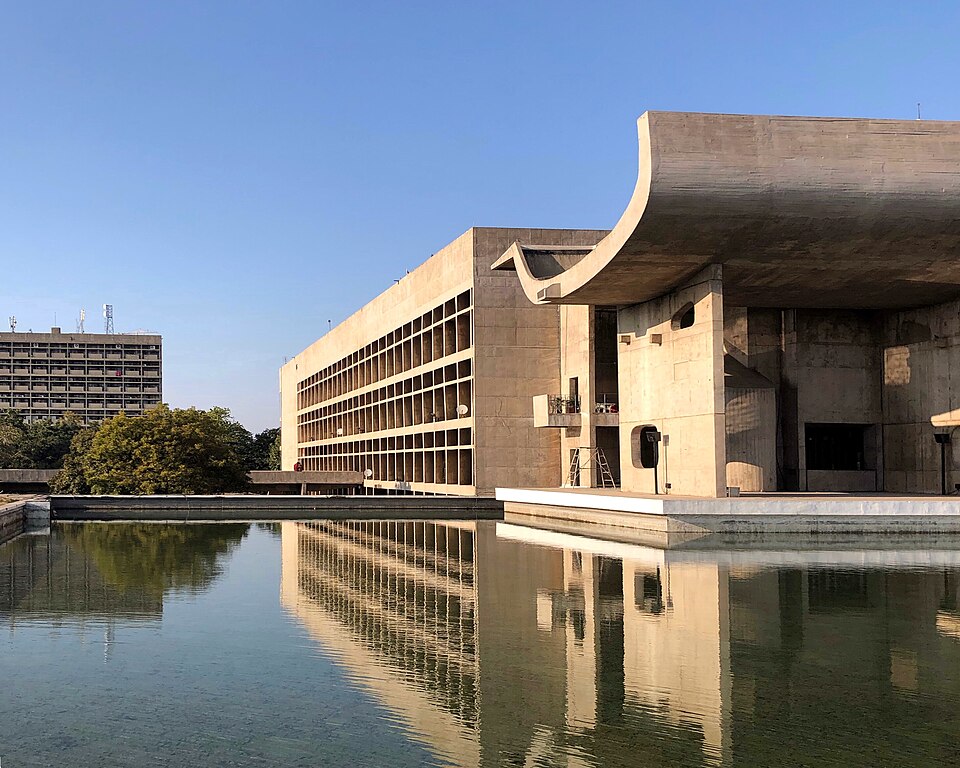 チャンディガール議会棟。チャンディガールのCapitol Complexにある議会棟。2021年撮影。サヴォア邸・ユニテとは異なる施主・公共的使命・気候の下に建つ。