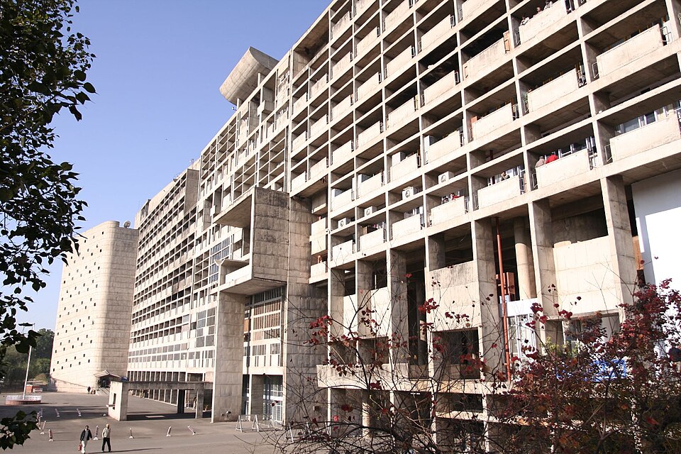 チャンディガールの書記局。2006年撮影。州政府の書記局の長い外壁と日除けを伴う反復を見る。議会棟とは別の施設。