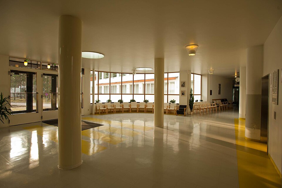 療養所の室内。同じ建物の内部実景。現在の保存状態を建設当時の使用と混同しない。