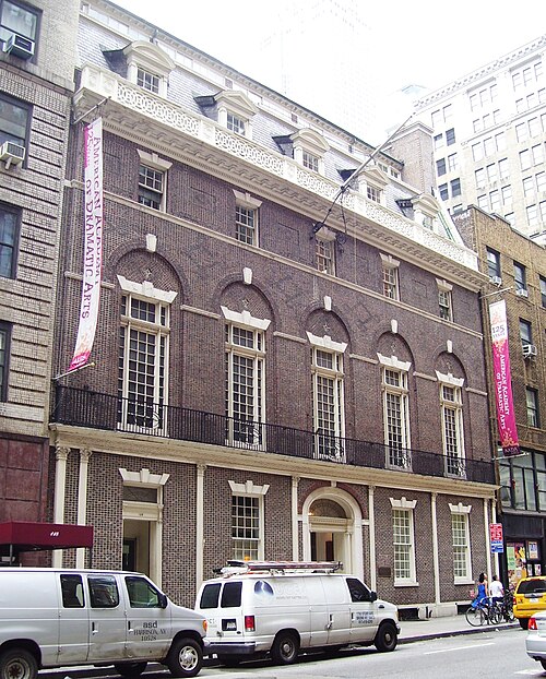 初代Colony Clubの旧建物・現外観。120 Madison Avenueの初代クラブ建物。現在はAmerican Academy of Dramatic Artsが使用。de Wolfeの1913年室内写真と時点を混ぜない。
