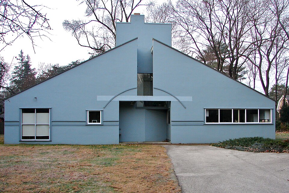 早朝の正面。2010年12月、別時刻に撮影された同じ家の正面。屋根頂部、入口、煙突のずれを輪郭線で確認する。