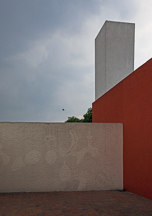 自邸・屋上の壁と空。2015年の屋上実景。高い壁、空、塗装面の関係を見る。庭や家具の写真として扱わない。