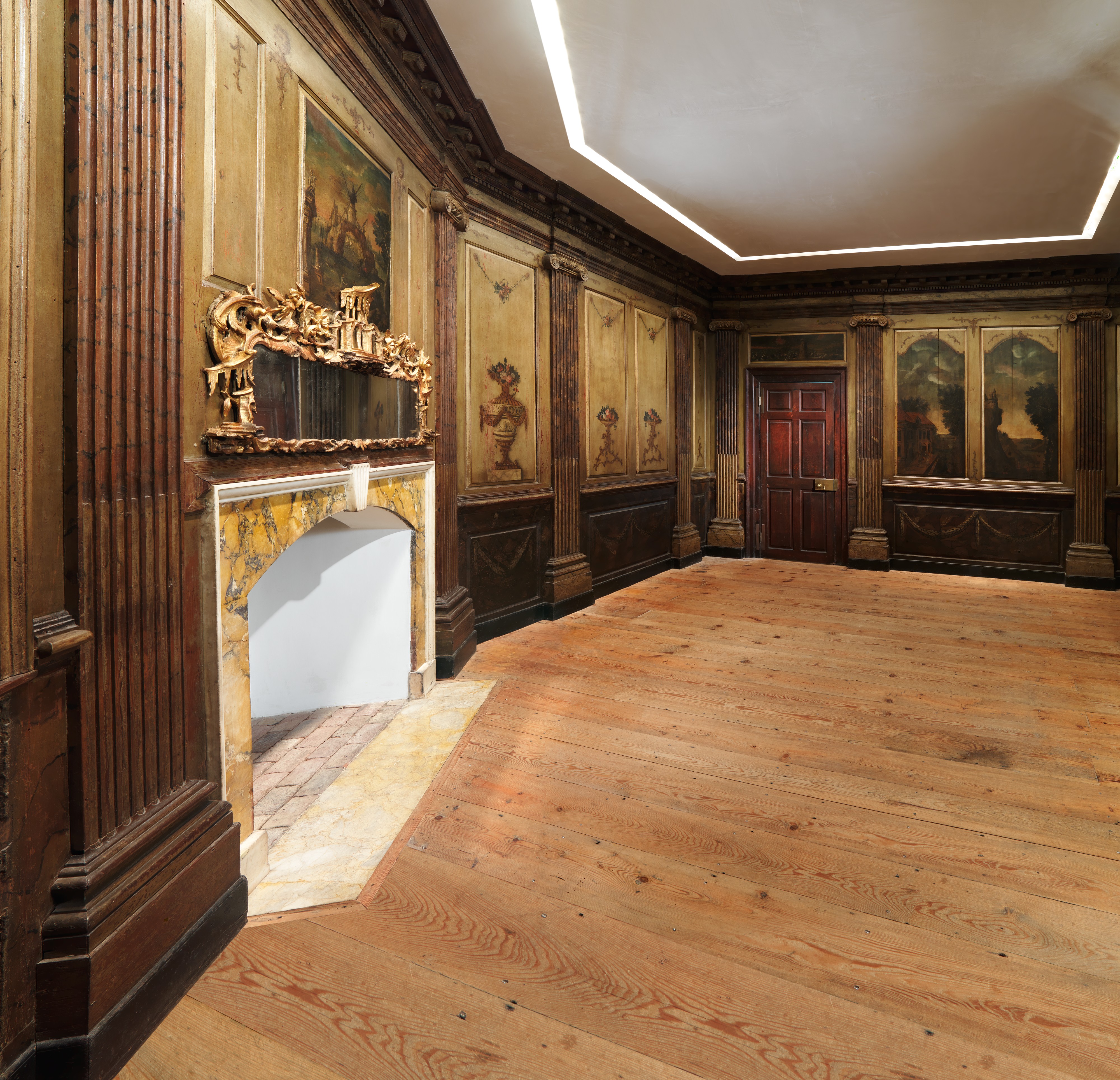 Marmion Room 現室別視点 DP227959。同じ現室を別角度から見る。壁面、暖炉、通行用の開口、家具のない床を確認する。撮影年は個別に未確認。