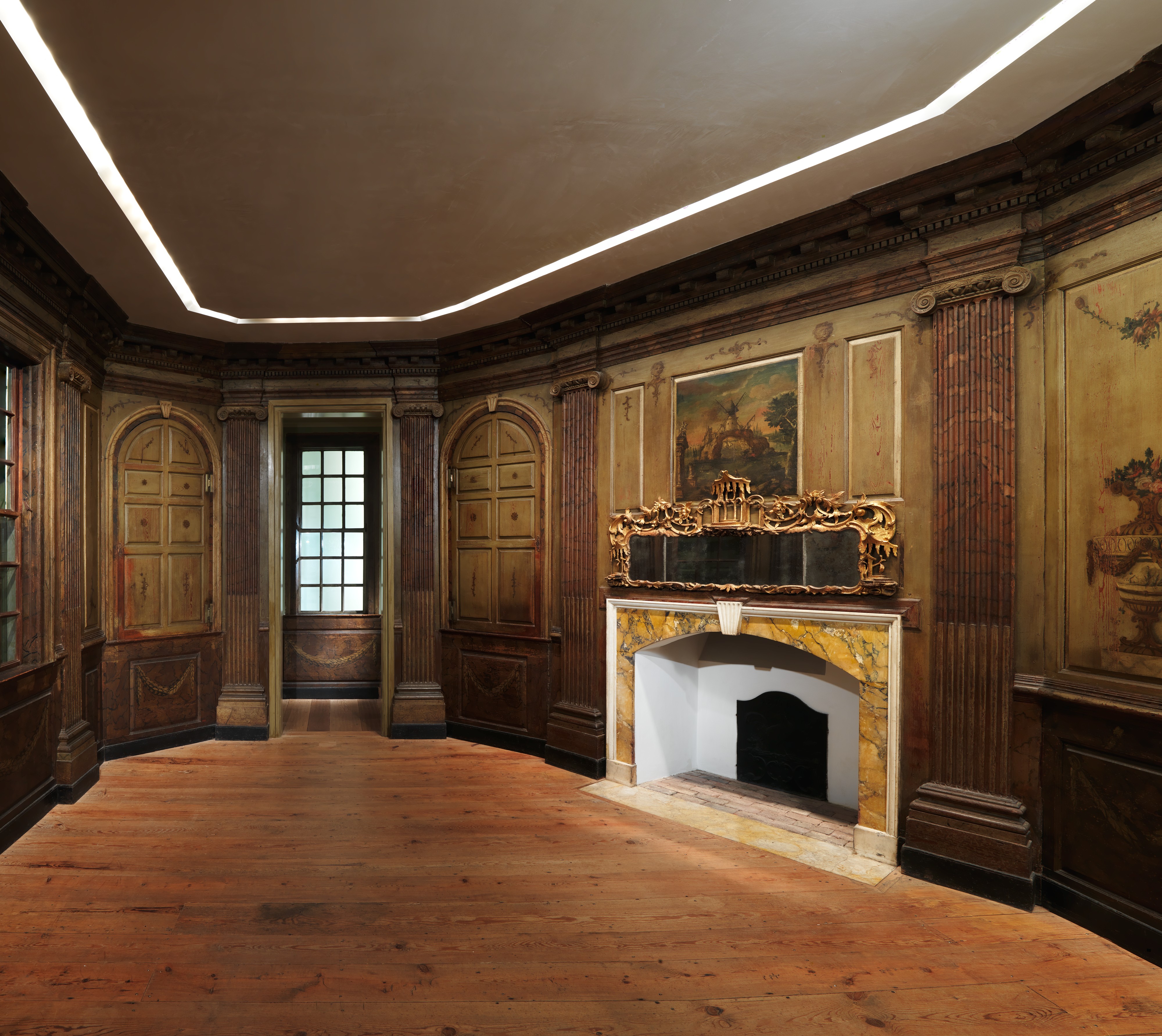 Marmion Room 現室別視点 DP227960。同じ現室を別角度から見る。壁面、暖炉、通行用の開口、家具のない床を確認する。撮影年は個別に未確認。