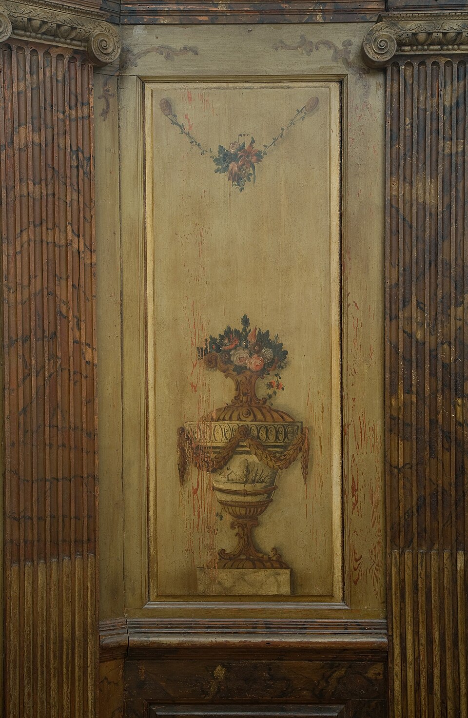 壁面装飾の細部Ⅱ。同じ移設室の別視点。柱・パネル・開口の位置を見比べる。