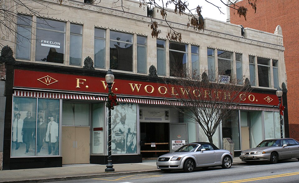 旧Greensboro Woolworth店舗外観。2008年撮影の元店舗外観。館のカウンターがもと置かれた建物の位置を示すが、1960年の店内配置は写らない。