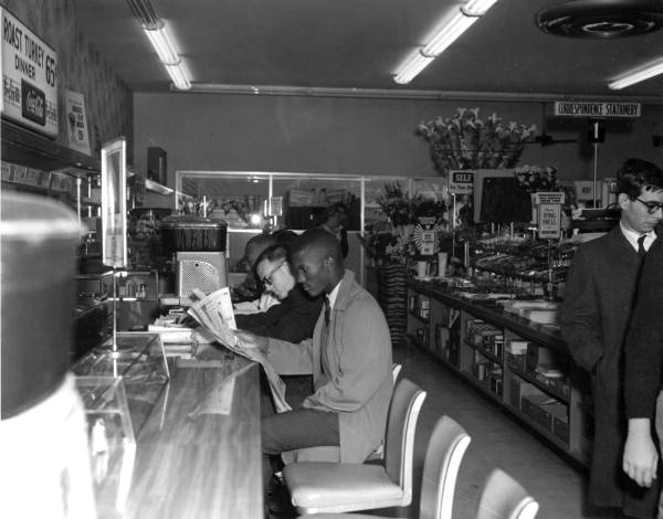 1960年の別都市の座り込み。1960年3月13日、Florida州TallahasseeのWoolworthカウンターでの座り込み。Greensboroの同じ店舗や現存部材の当日写真ではない。