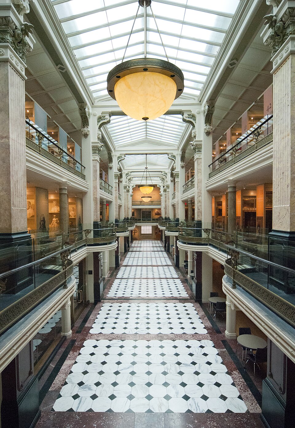 Smithsonianの公開収蔵展示Ⅱ。同じSmithsonianのセンターを別角度で撮影。ガラスケースの高さと密度を比べる。