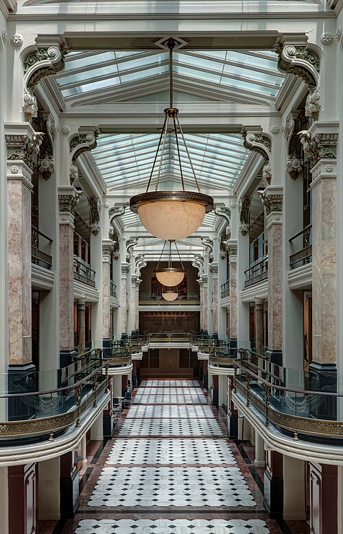 Luce Centerの2012年メザニン。同じSmithsonian Luce Foundation Centerを2012年に撮影。階とケースの位置を後年写真と比較する。