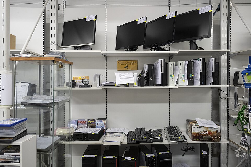 再使用店の開放棚／2020年。モニターなどの開放棚と、左のガラスケース。同じ店内でも物への境界が異なる。