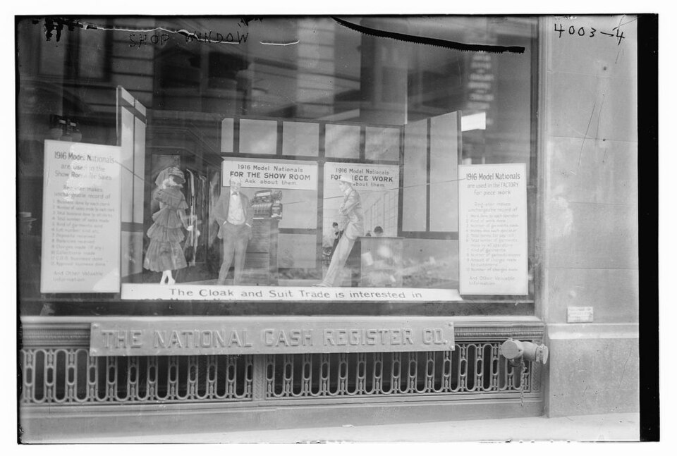 商店の展示窓／1915–20年ごろ。National Cash Register Companyの1916年モデルを窓越しに見せる。売上や通行者の反応は写らない。