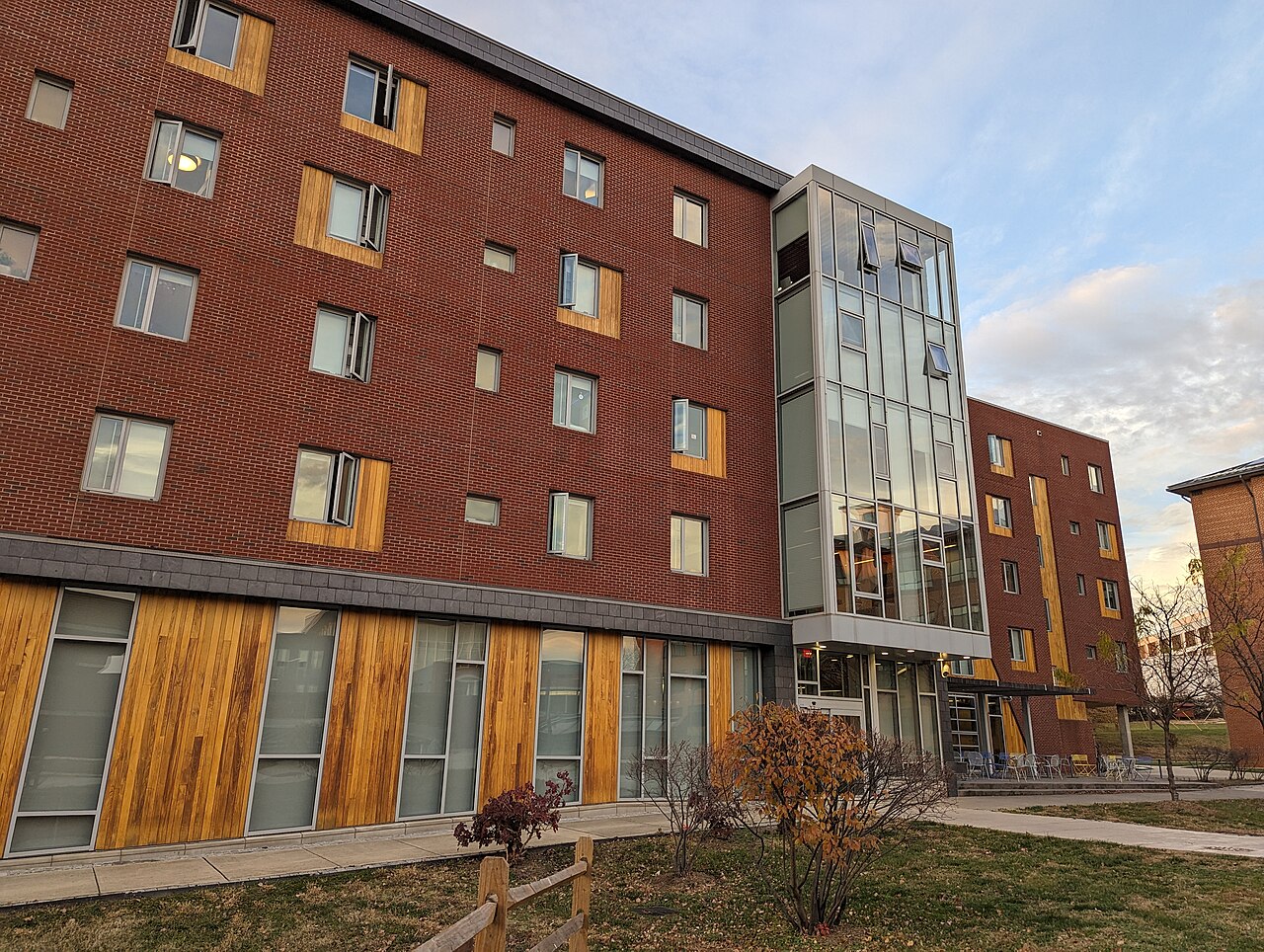 Gallaudetの居住施設。同大学がDeafSpace原則を使って建てたLiving and Learning Residence Hall 6の外観。内部の使用感は示さない。