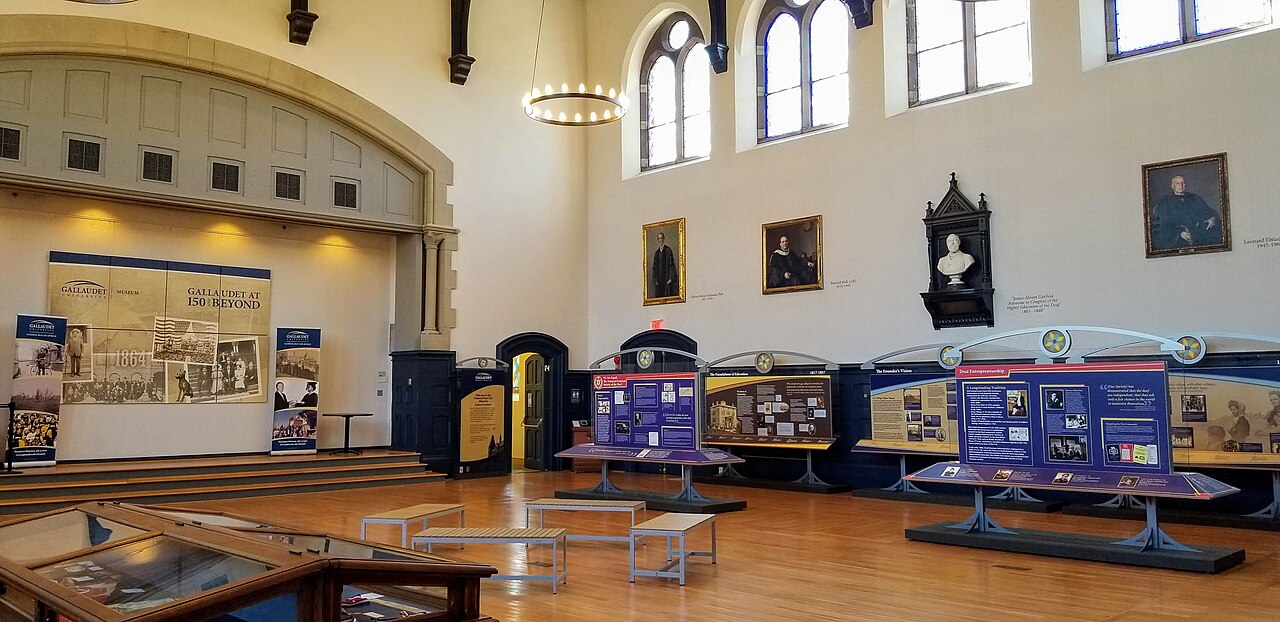 Gallaudet大学の博物館／別建物。同大学National Deaf Life Museumの実景。DeafSpace設計の全原則の実装証拠ではない。