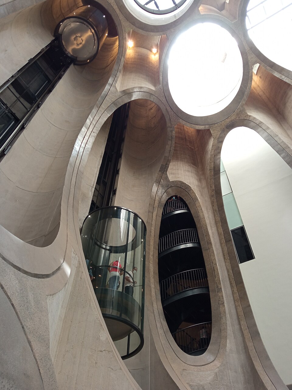 Zeitz MOCAA内部。同じ美術館の吹抜け。旧サイロの筒を削った空洞を見る。