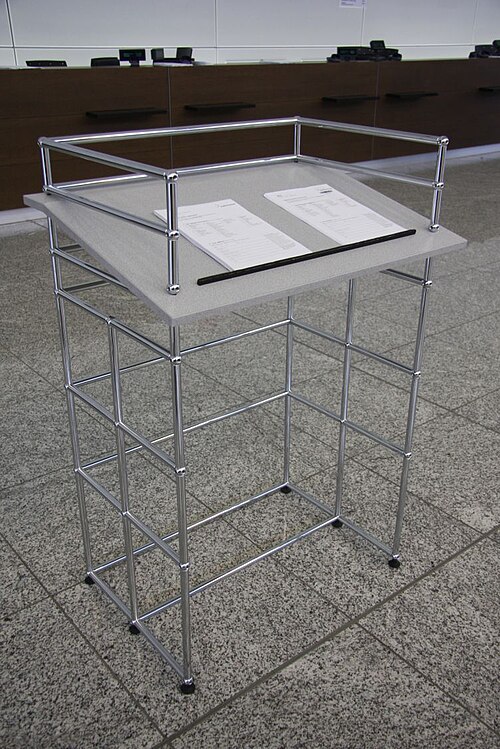 USMの案内什器。2009年撮影の別個体。管・球・パネルで案内の什器を作る例。1968年の机と同じ個体ではない。